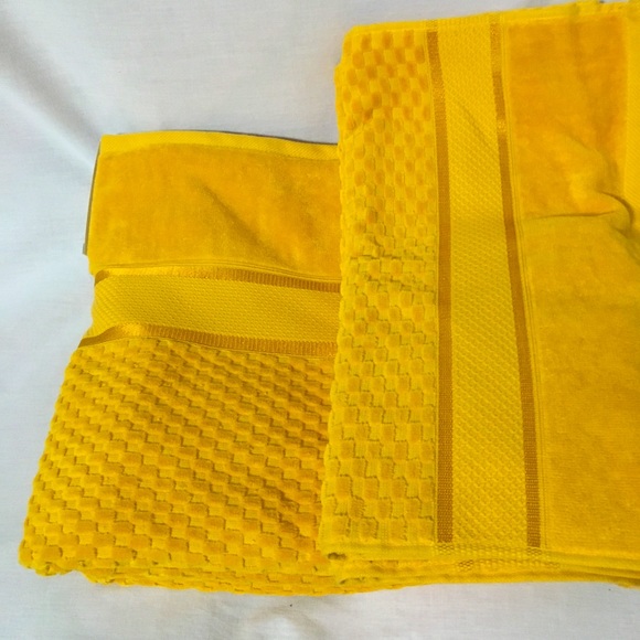 Golden yellow towels - Picture 1 of 4